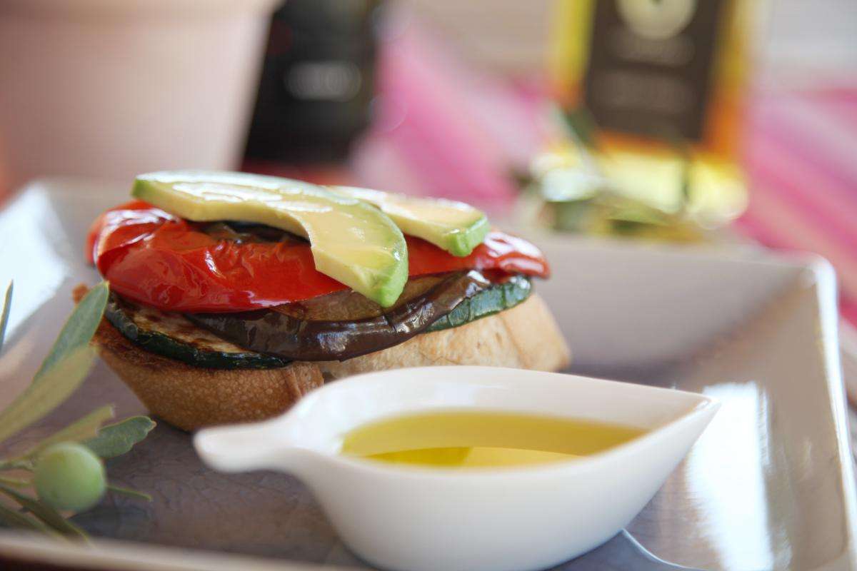 TARTINE DE LÉGUMES GRILLÉS À L’HUILE D’OLIVE